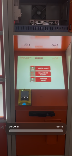 Kiosk Locky z ekranem dotykowym i terminalem płatniczym — opcje umieść, naładuj, odbierz